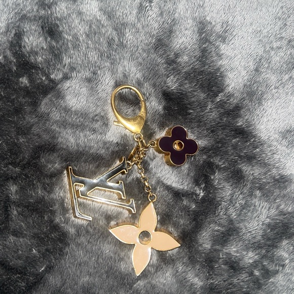 Louis Vuitton key bag charm keychain - Picture 7 of 7